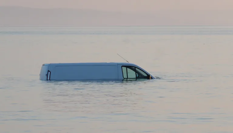 Машина ушла под воду.