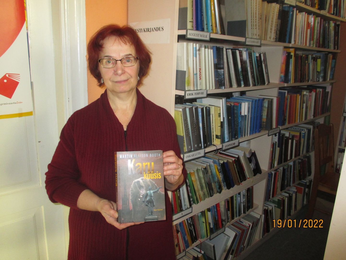 LAINE SOOVITAB: Randvere raamatukogu juhataja Laine Krischka soovitab
lugejaile ajaloolise sisuga teost "Karu küüsis".