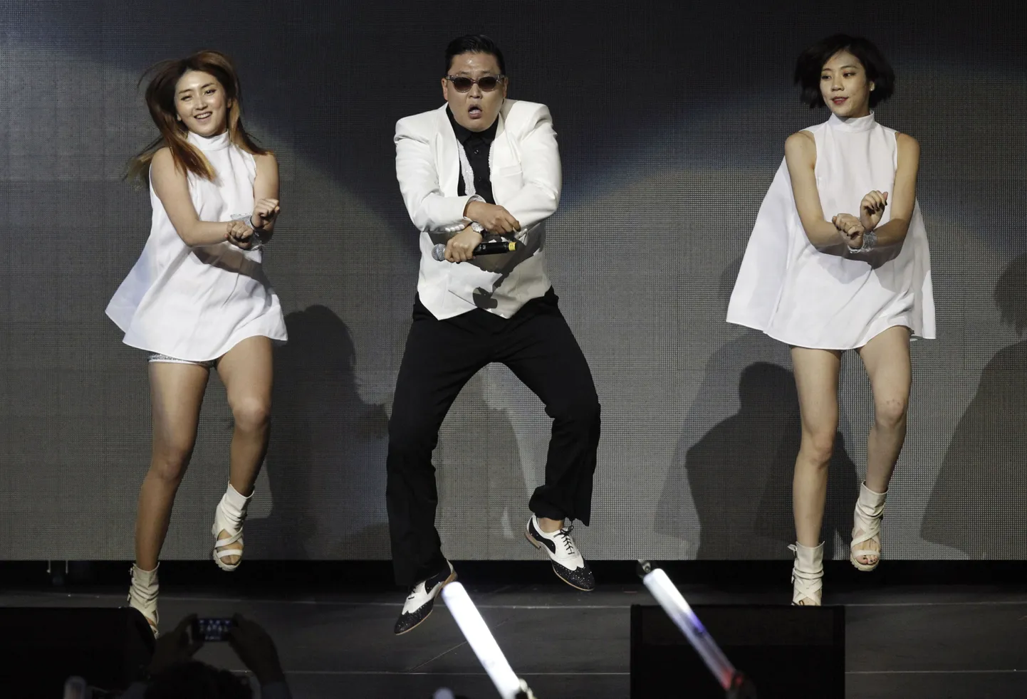 Psy ja tantsutüdrukud hittloo järgi hüppamas.