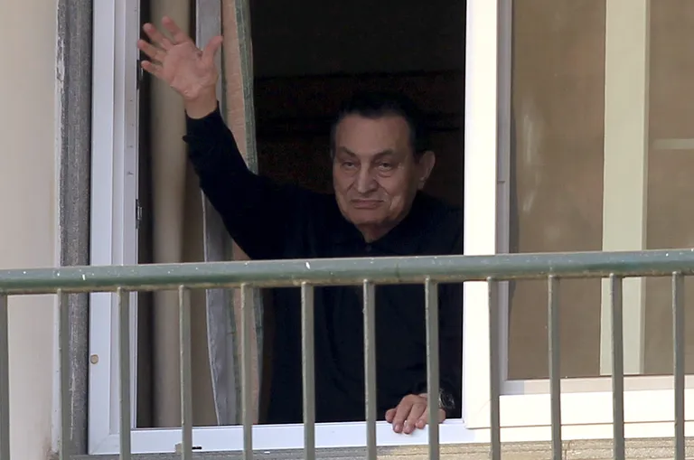 Egiptuse endine president Hosni Mubarak lehvitamas oma toetajatele Kairo Maadi sõjaväehaigla aknast 2015. aasta mais.