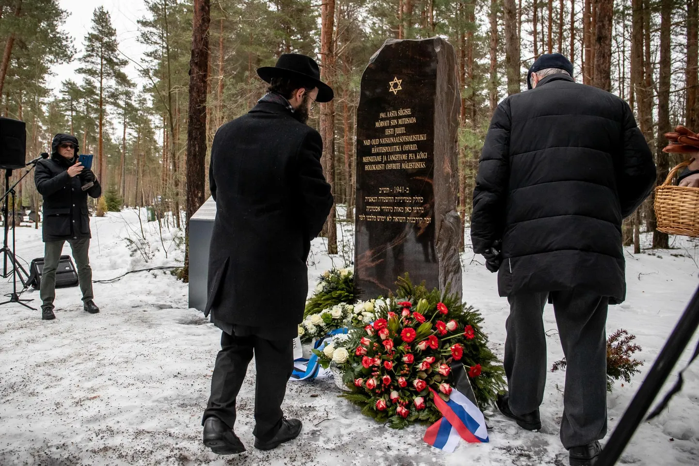 Holokausti ohvrite mälestusmärgi avamine Liiva kalmistul. Eesti pearabi Shmuel Kot vasakul. 