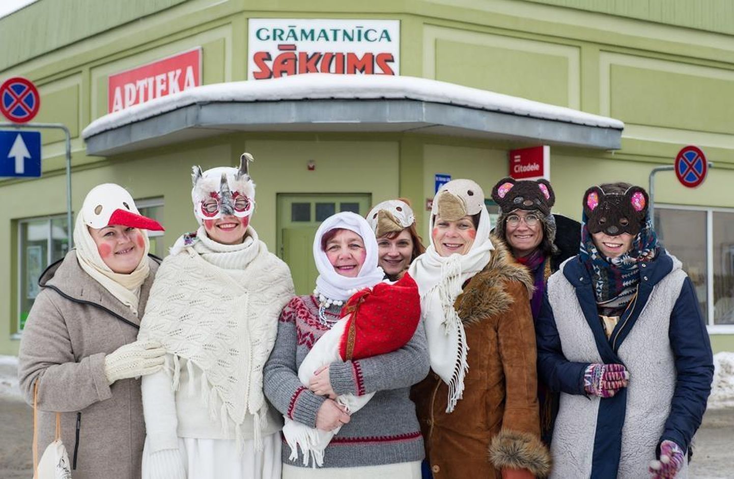 Eesti folkloorinõukogu lõbusad kadrisandid mullu Lätis sanditamisfestivalil.