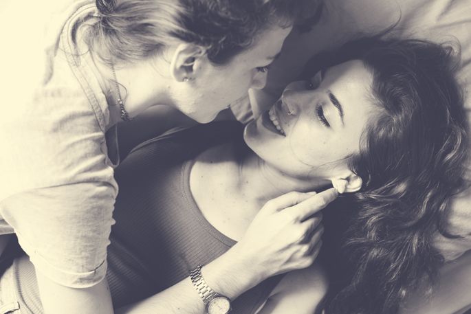 Настоящие лесбиянки целуются дома на диване — Свет, Естественно - Stock Photo | #
