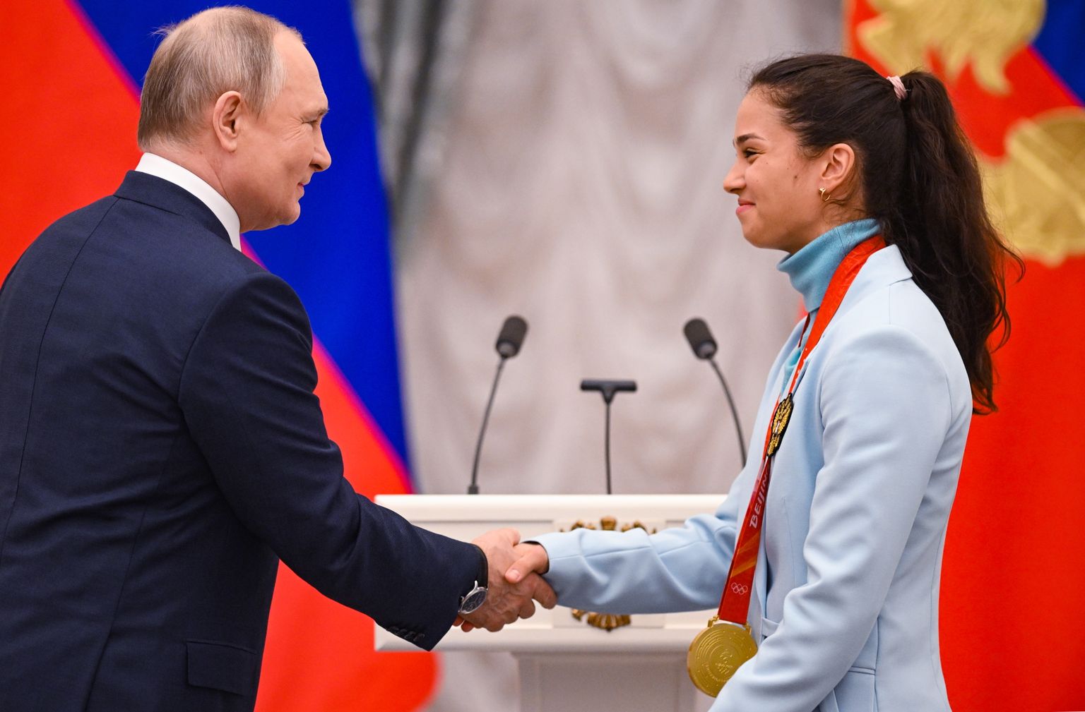 Venemaa president Vladimir Putin surumas kätt Pekingi olümpial kulla võitnud suusataja Veronika Stepanovaga.