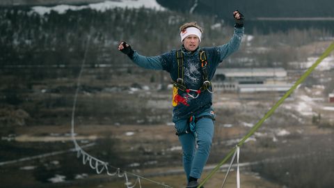 Сейчас в прямом эфире ⟩ Дух захватывает! Храбрец из Эстонии попробует побить мировой рекорд на высоте 230 м