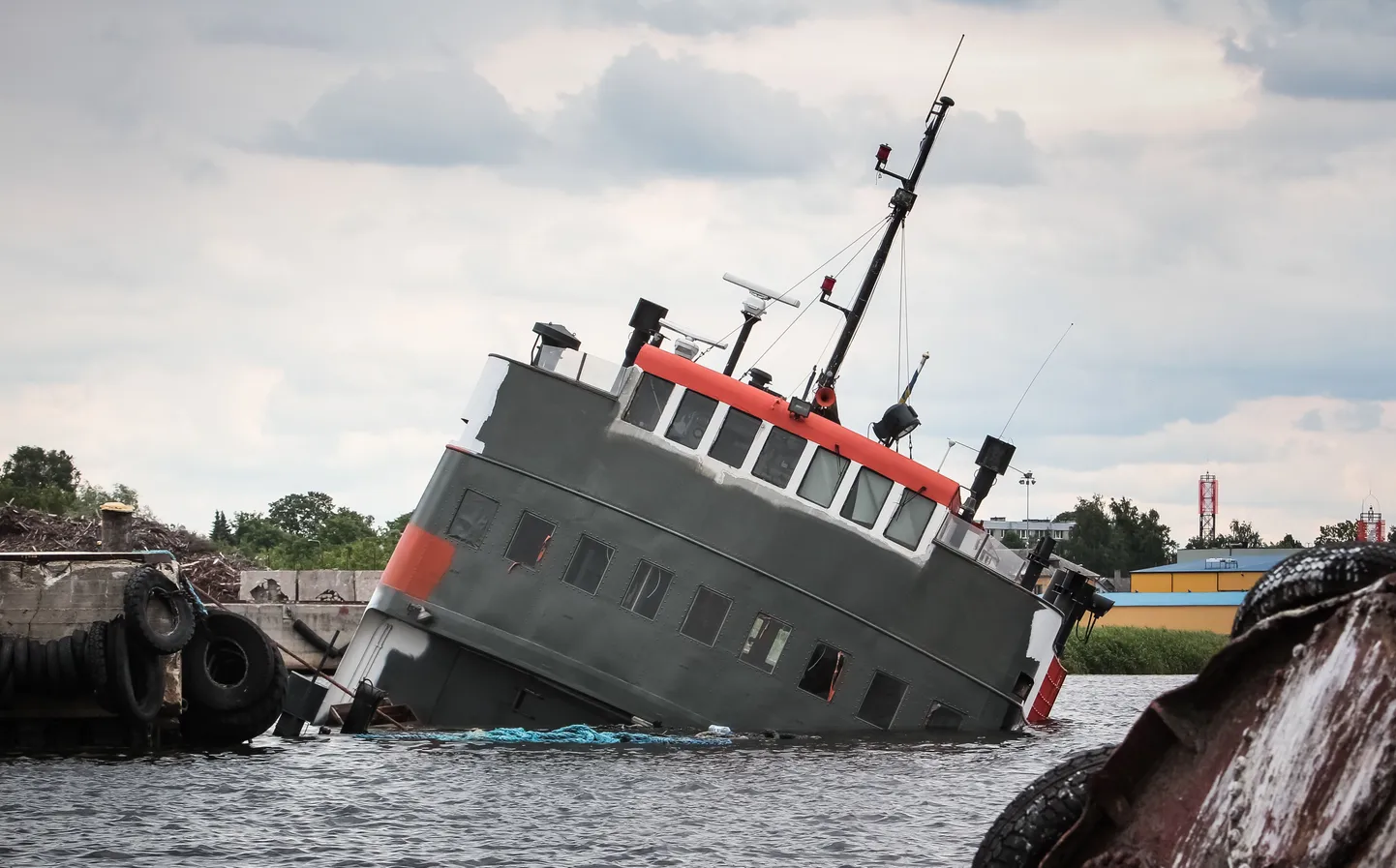 Pärnu sadamas jõepõhja vajunud laev.