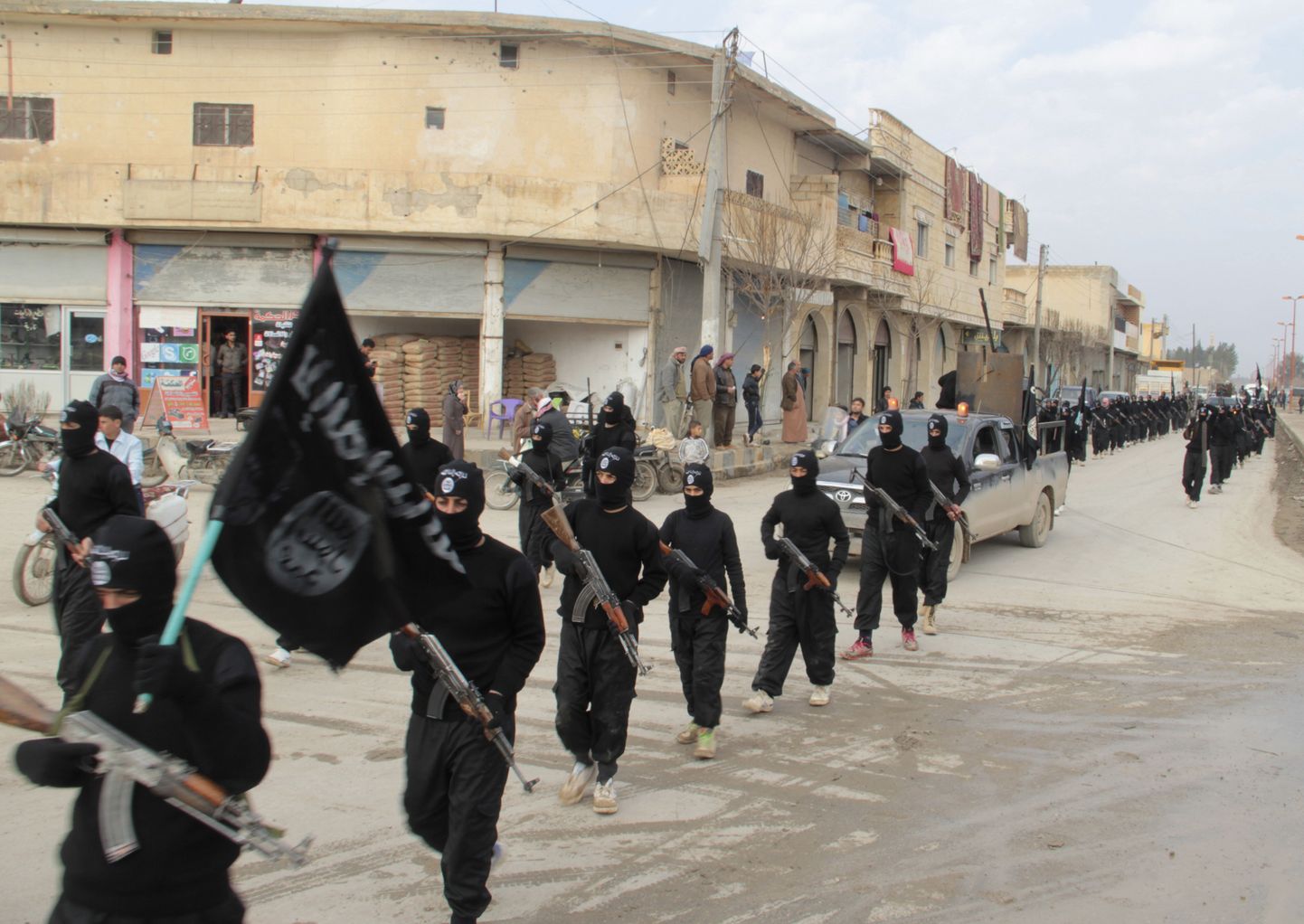 Islamiriigi sõdurid marssimas 2014. aastal. Eksperdid hoiatavad, et Islamiriigi terroristlik tegevus võib selle aasta lõpul taas kasvada.