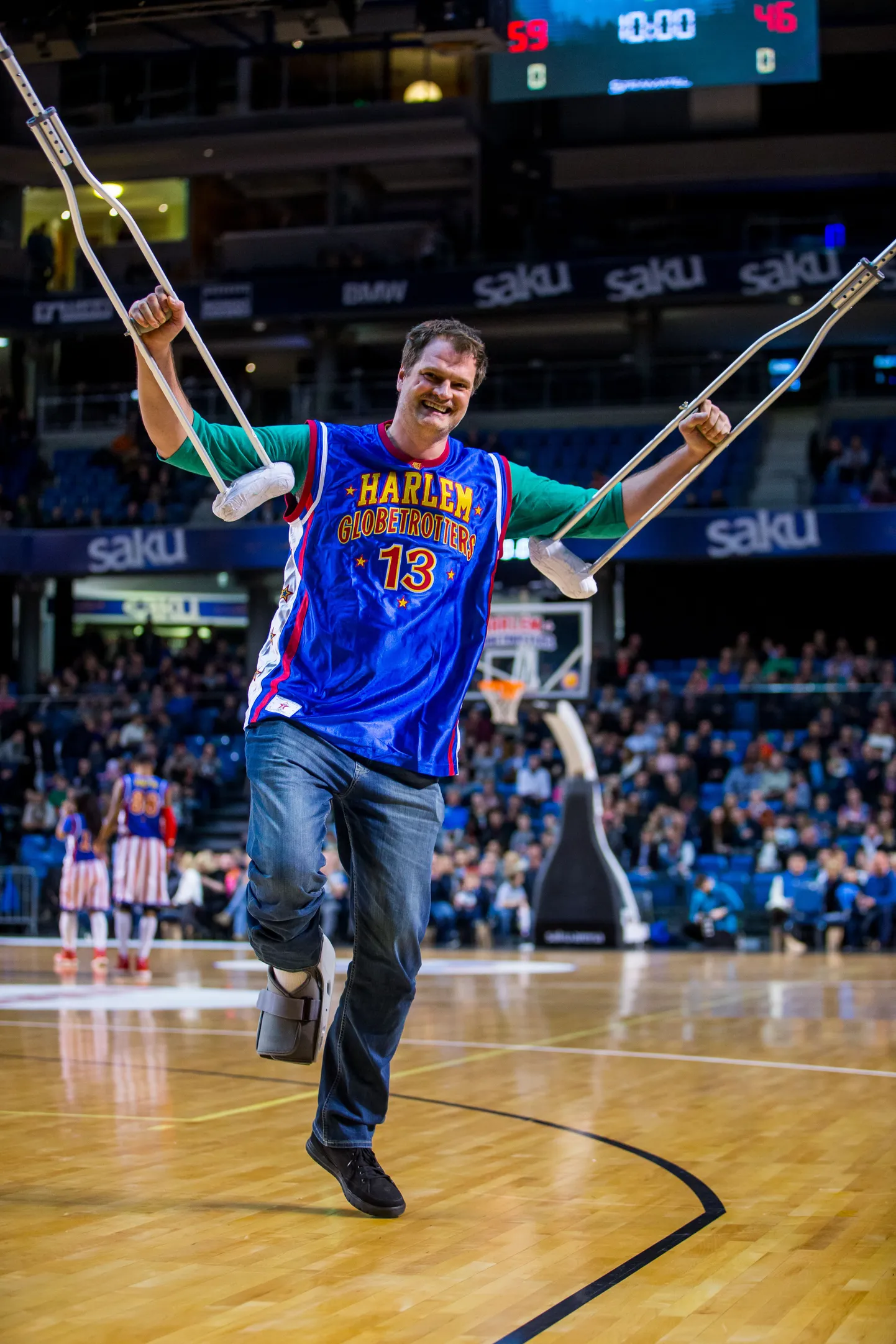 Harlem Globetrotters Saku Suurhallis. Legendaarne Martin Müürsepp hullas karkudel.