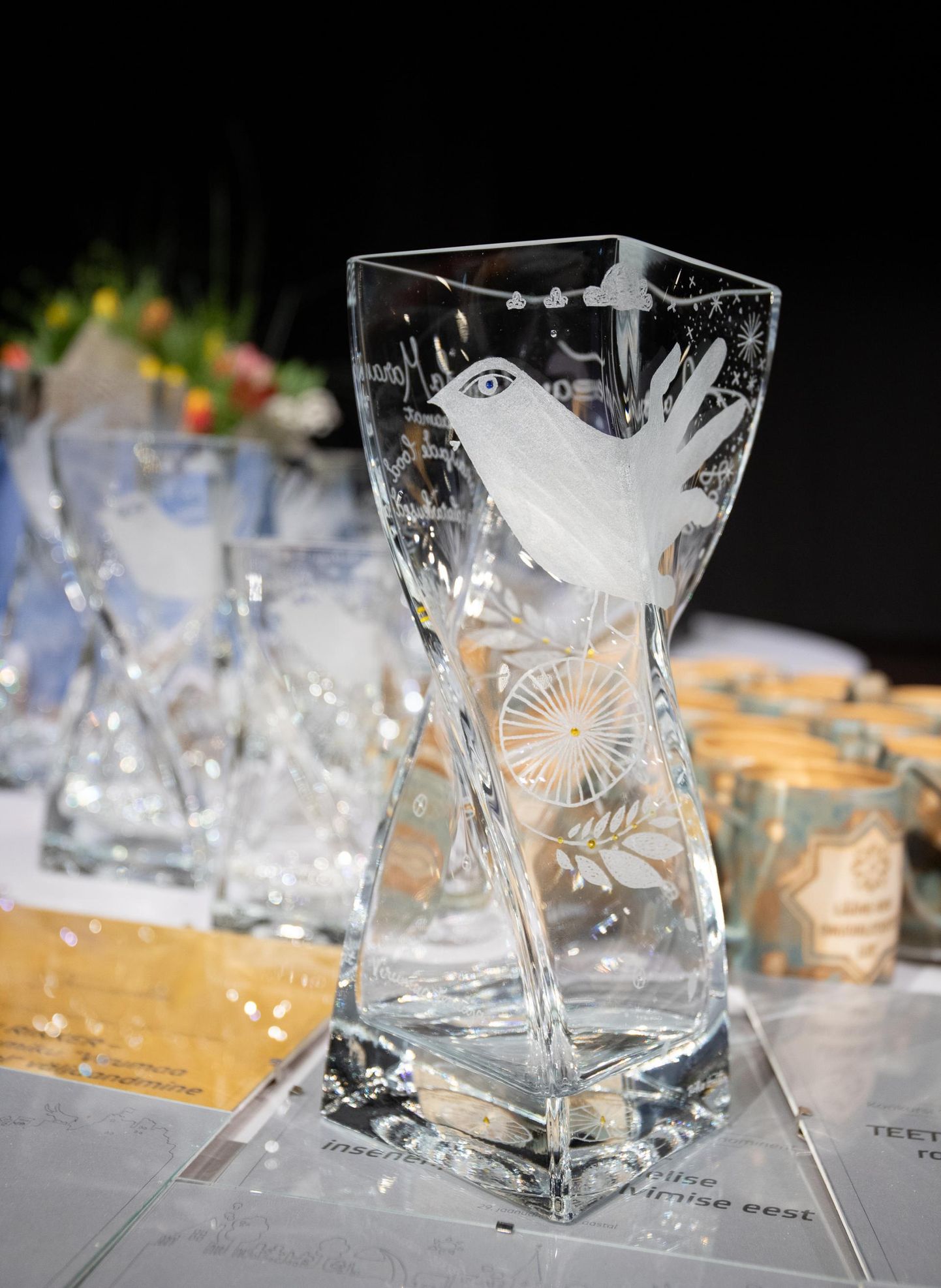 Aasta teo konkursi võitjatele oli auhinnaks traditsiooniline klaasikunstnik Riho Hüti graveeringutega vaas.