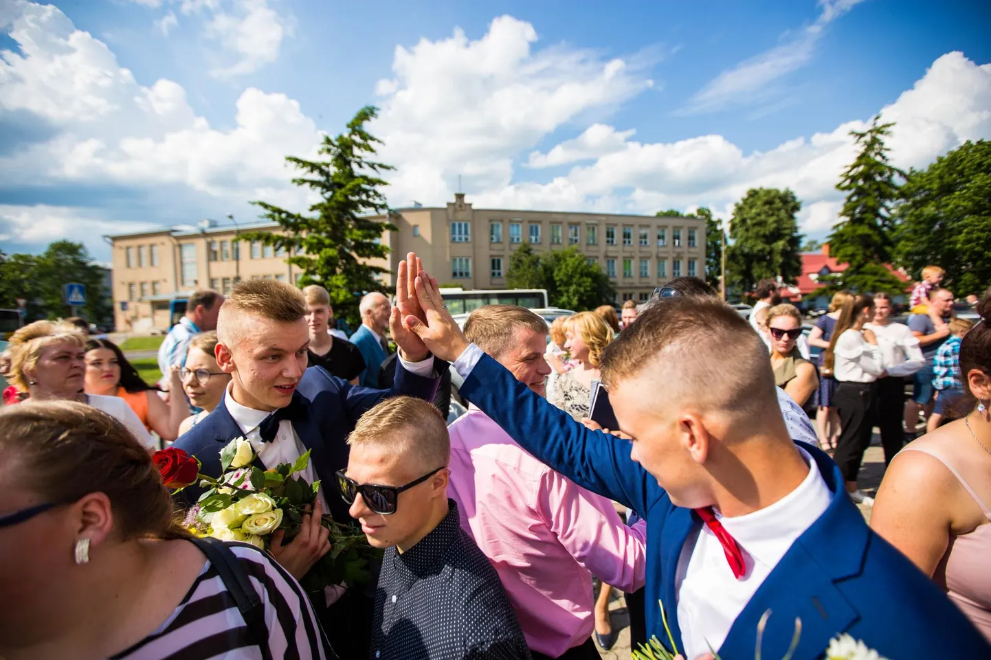 Reedel andsid üksteisele tunnustava käeplaksu Rakvere gümnaasiumi lõpetavad noored.