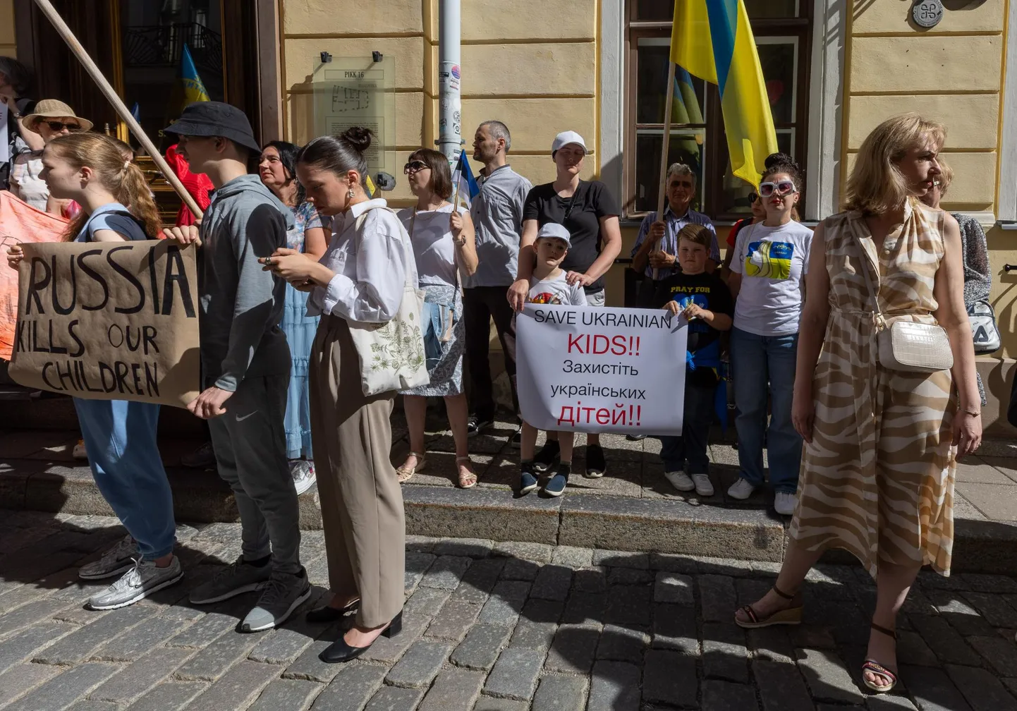 Vene saatkonna ette kogunenud inimeste käes võis näha nii Ukraina lippe kui ka plakateid tekstiga «Peatage Venemaa! Peatage Putin!».