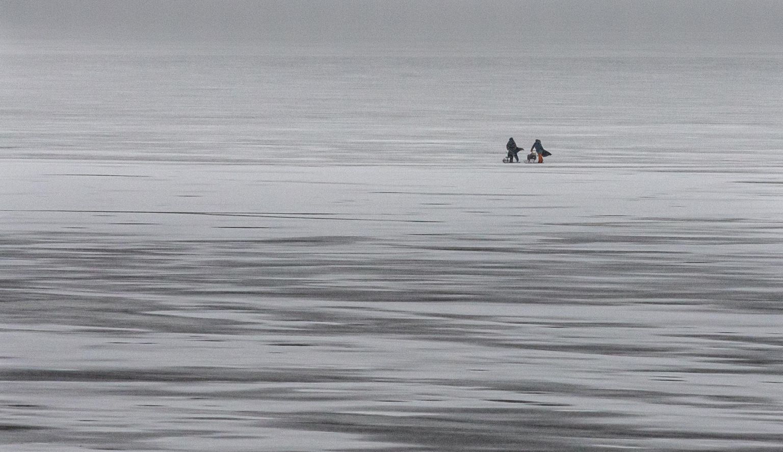 Kaks kalapüüdjat vuhiseb tõukekelguga läbi tuisu tagasi kaldale.