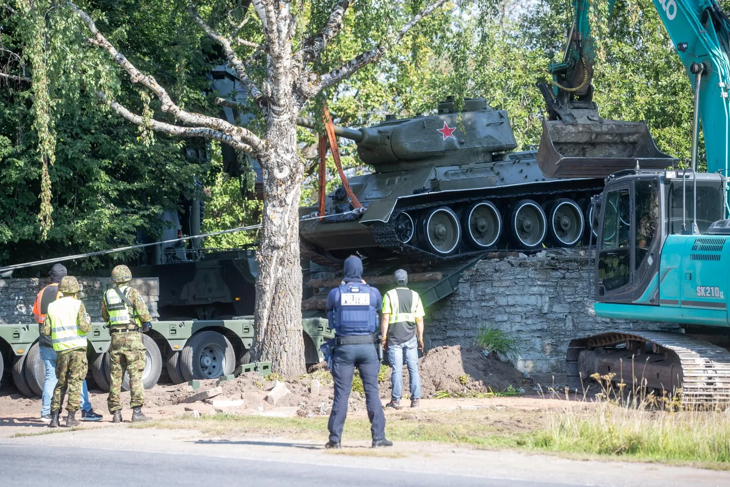 Kuna Narva ja Narva-Jõesuu elanikele kehtestati monumentide teisaldamise ajaks liikumispiirang, oli politseiülema sõnul oluline tegutseda võimalikult kiiresti. Pildil Narva tanki eemaldamine.