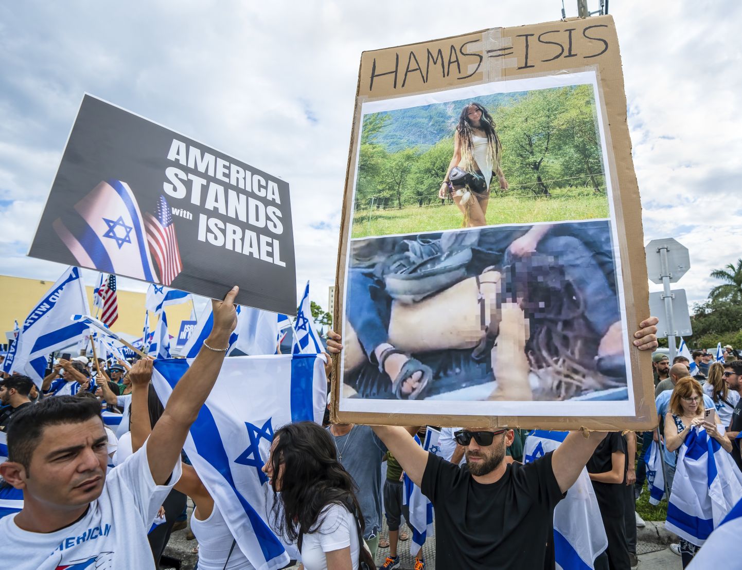 Митинг в поддержку Израиля и осуждения ХАМАС после смертоносных атак палестинской террористической организации. В руках у мужчины фото Шани Лук, которая был похищена террористами ХАМАС.