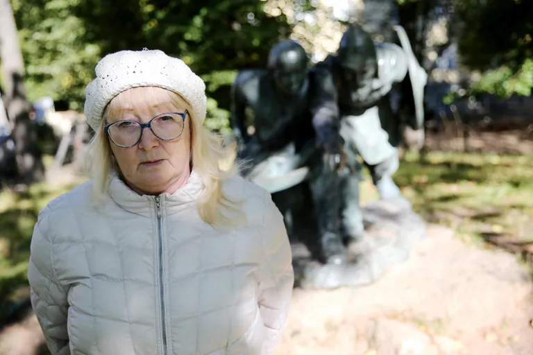 Pildil õpetaja Ulvi Ratasepp Meelise ja Vjatško skulptuuri juures Tartus Toomel. FOTO: