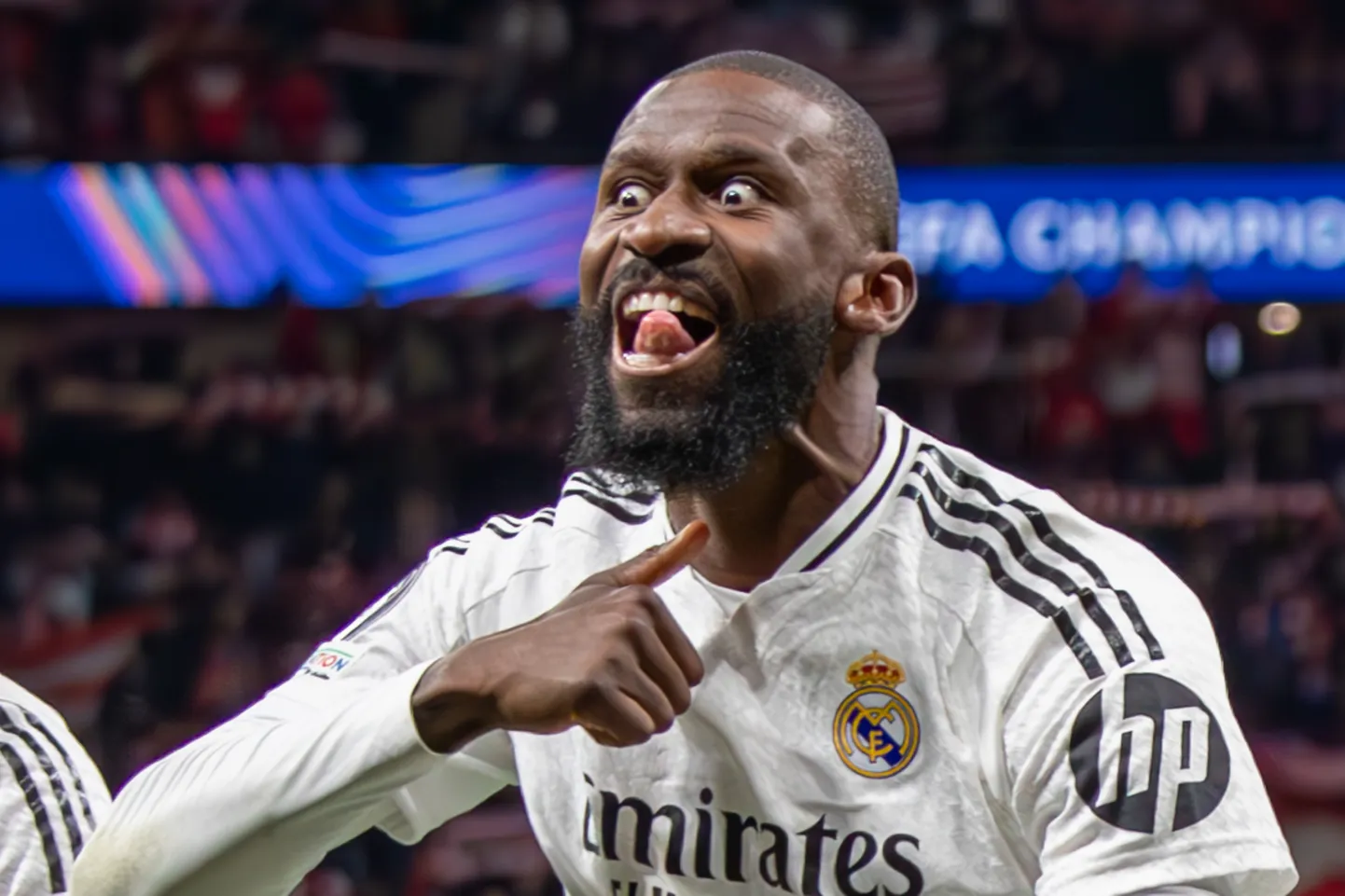 Niisuguse liigutuse Madridi Atletico fännide suunas tegi pärast mängu Madridi Reali kaitsja Antonio Rüdiger.