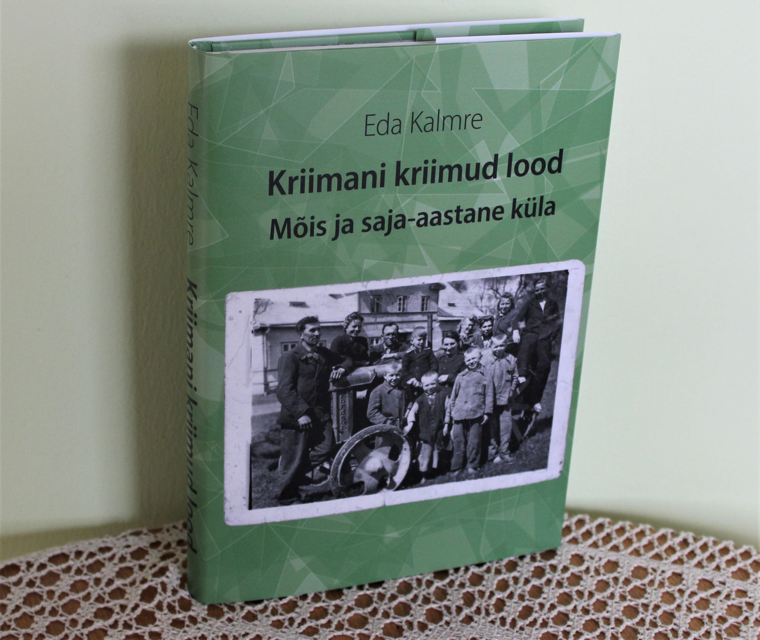 Raamatu väljaandjad on Kriimani Küla Selts ja EKM Teaduskirjastus.