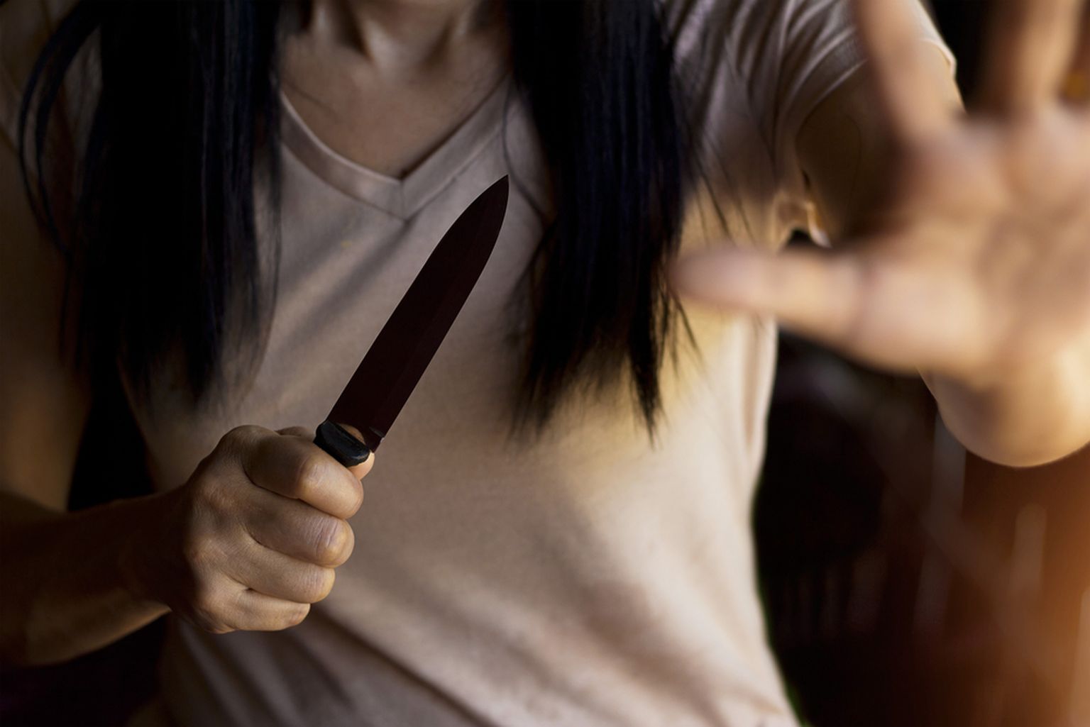 Девушка с ножом.
