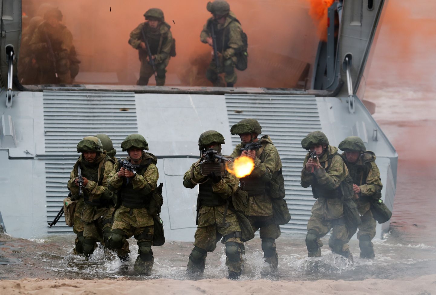 Российские военные десантируются на бывший финский остров Гогланд в Финском заливе в рамках учений в в августе 2020 года.