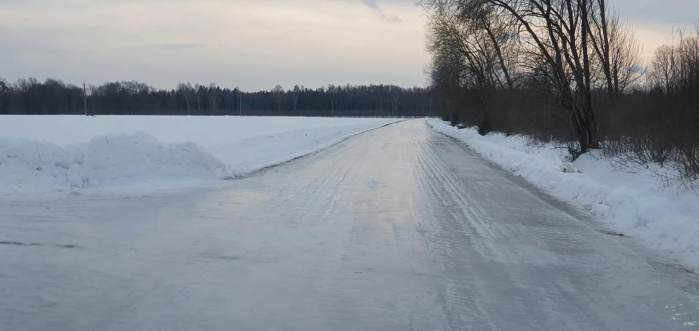 Valgamaal Tõrva vallas on samuti väiksemad kõrvalteed väga libedad.