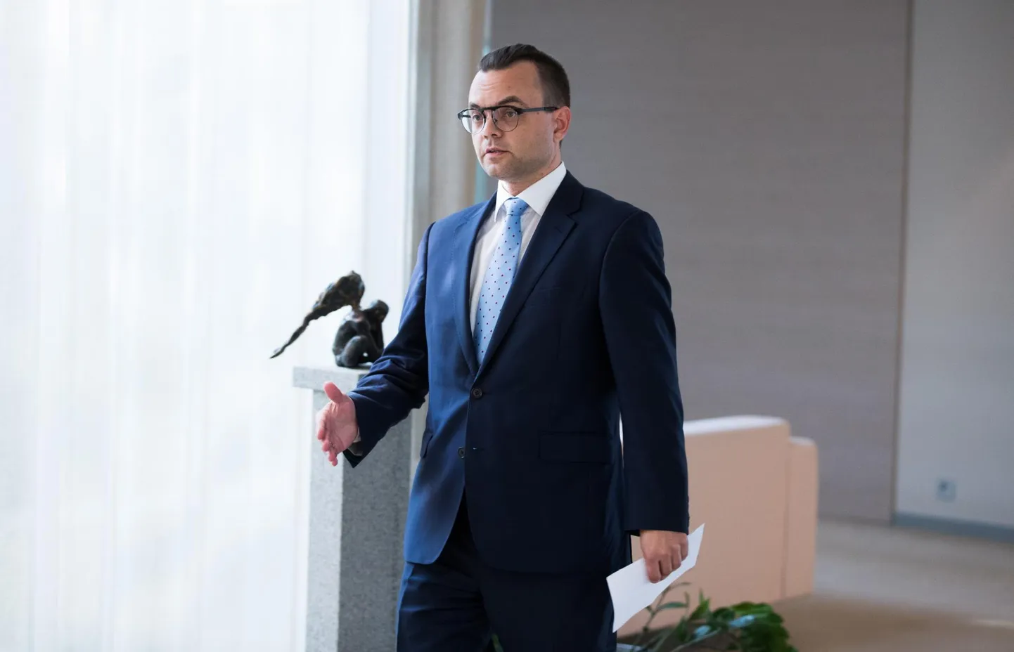 Tartu ülikool lõpetas päevapealt töölepingu ülikooli raamatukogu direktori Martin Hallikuga, tuues põhjuseks usalduse kaotuse ebaväärika käitumise tõttu.
