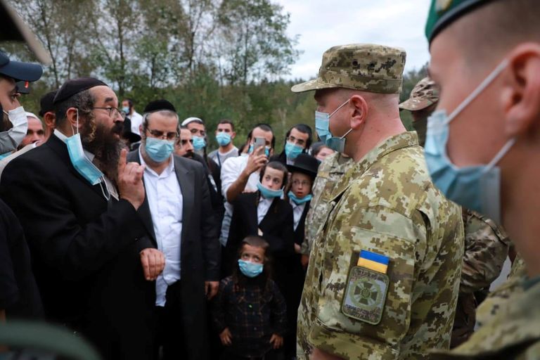 Ukraina piirivalvejuht Serhi Deineko vestleb juudi palveränduritega Novi Jarõlovõtši piiripunktis 14. september 2020.