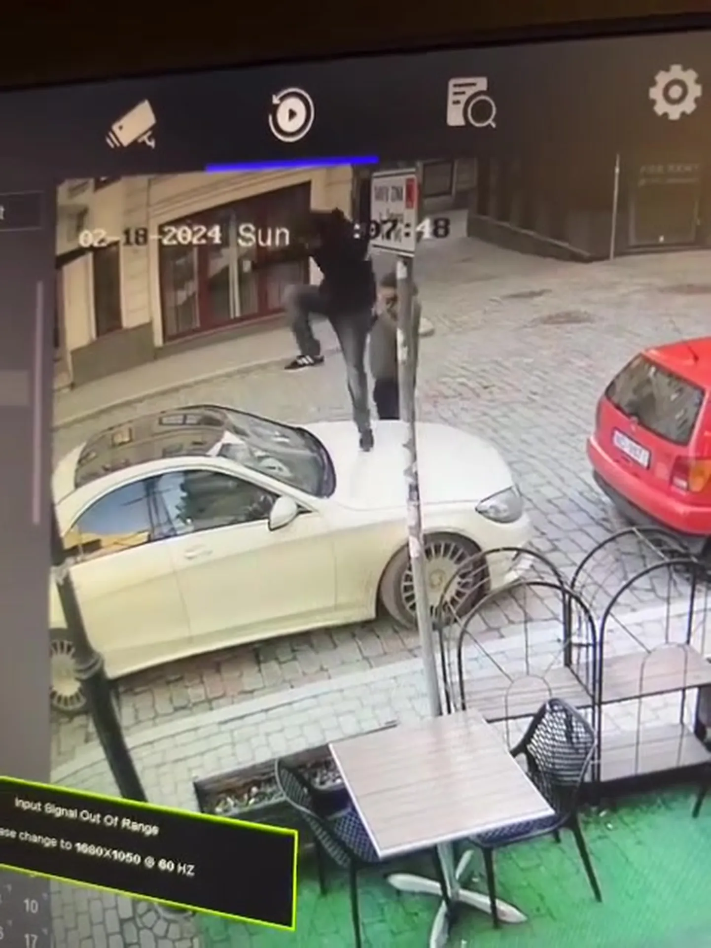 В Старой Риге агрессивный мужчина залез на капот автомобиля и разбил лобовое стекло