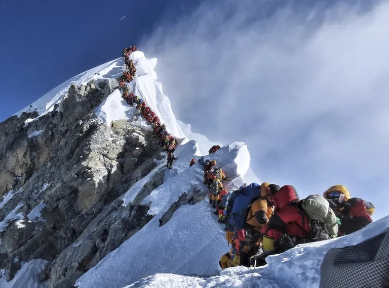 Mai lõpul tehtud foto, millel on näha alpinistide järjekorda Džomolungmal