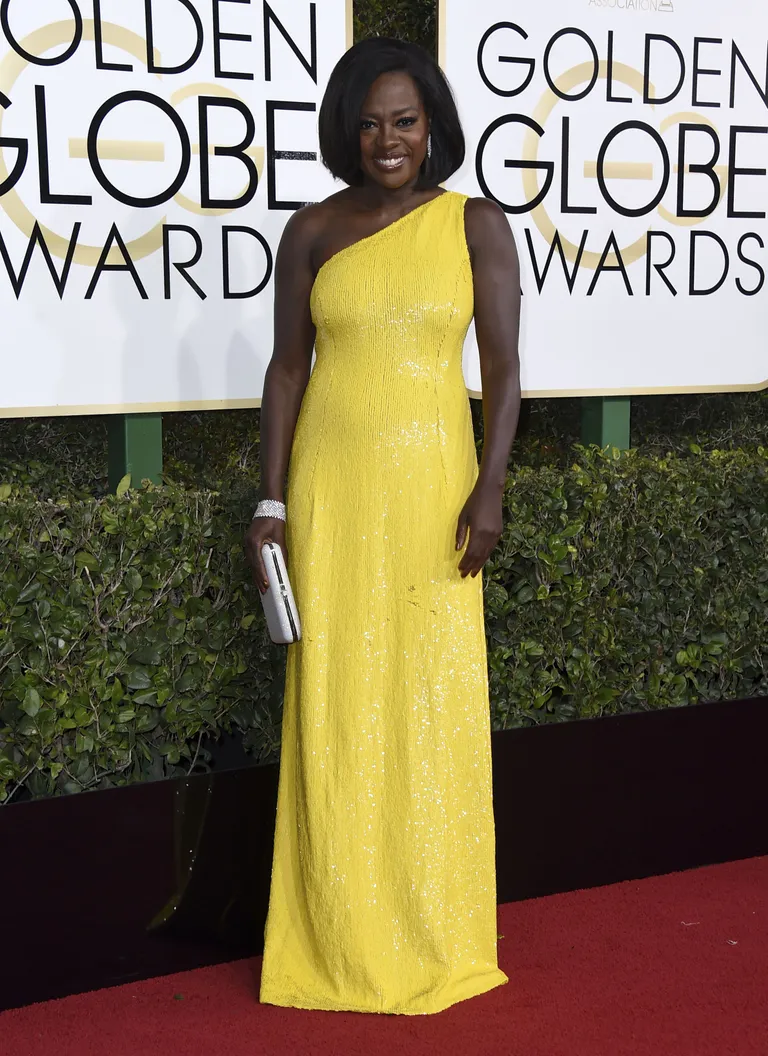Trendikalt ühte õlga paljaks jättev lõige ning säravkollane toon – täistabamus tähelepanu! Viola Davis kannab Michael Korsi õhtukleiti. / Scanpix