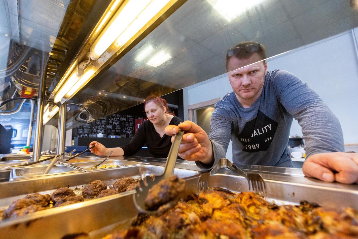 Soomest kodumaale naasnud Evelin Jürna ja Danel Puuder valmistavad iga päev kohvikus Verywell koduseid sööke, millest võib kõhu pilgeni täis süüa. Nüüd laienevad nad oma äriga Türile.