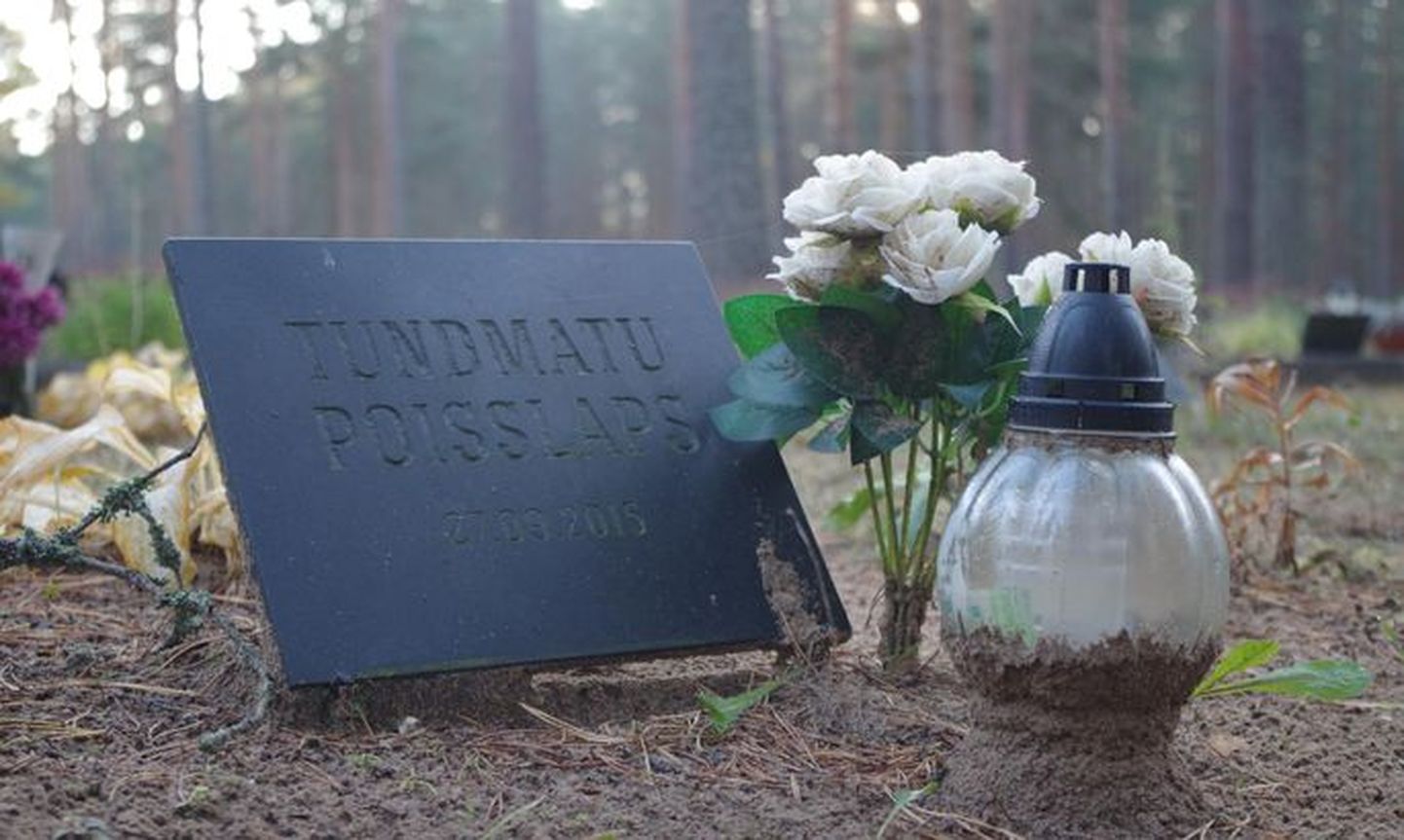 Маленький мальчик, труп которого нашли три года назад, похоронен как неизвестный на Выруском кладбище.