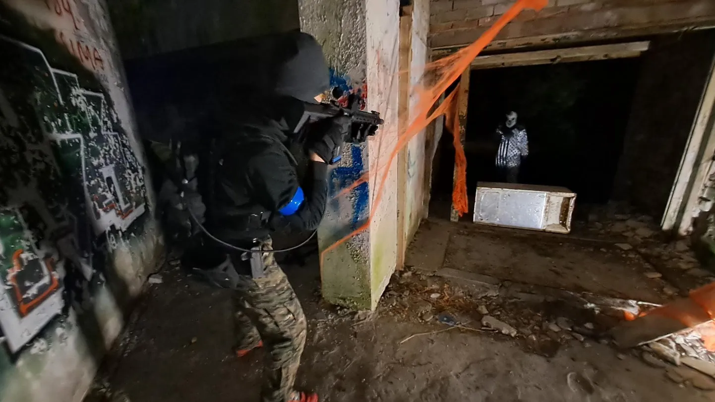 Pimedusest välja ilmuv kuri kloun kippus mängijatele kallale tormama ning tegi seda kohati kaunis lärmakalt.