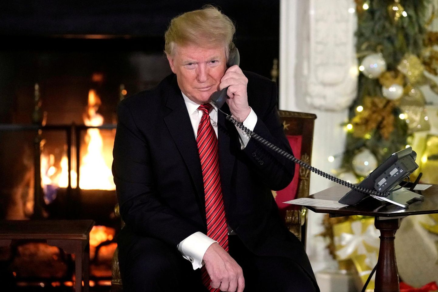 Ühendriikide president Donald Trump jõululaupäeval Valges Majas telefonitoru otsas. FOTO: Jonathan Ernst/Reuters/Scanpix