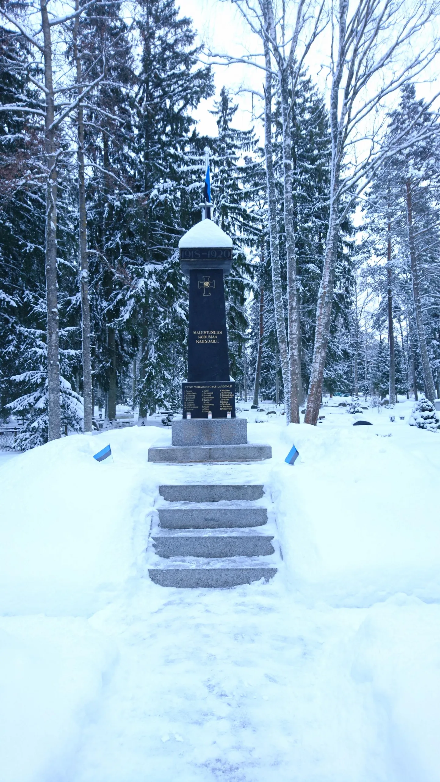 Eile süüdati mitmel pool maakonnas küünlad, tähistamaks Tartu rahu 101. aastapäeva. Pildil Haljala vabadussõja mälestussammas.