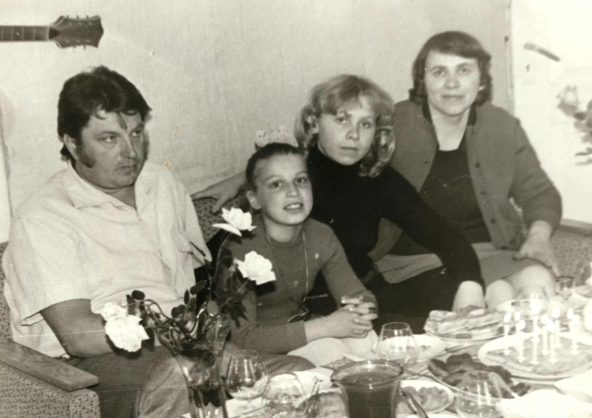 LAPSEPÕLVEKODUS: Ly koos isa, ema ja õde Kariniga 1977. aastal.