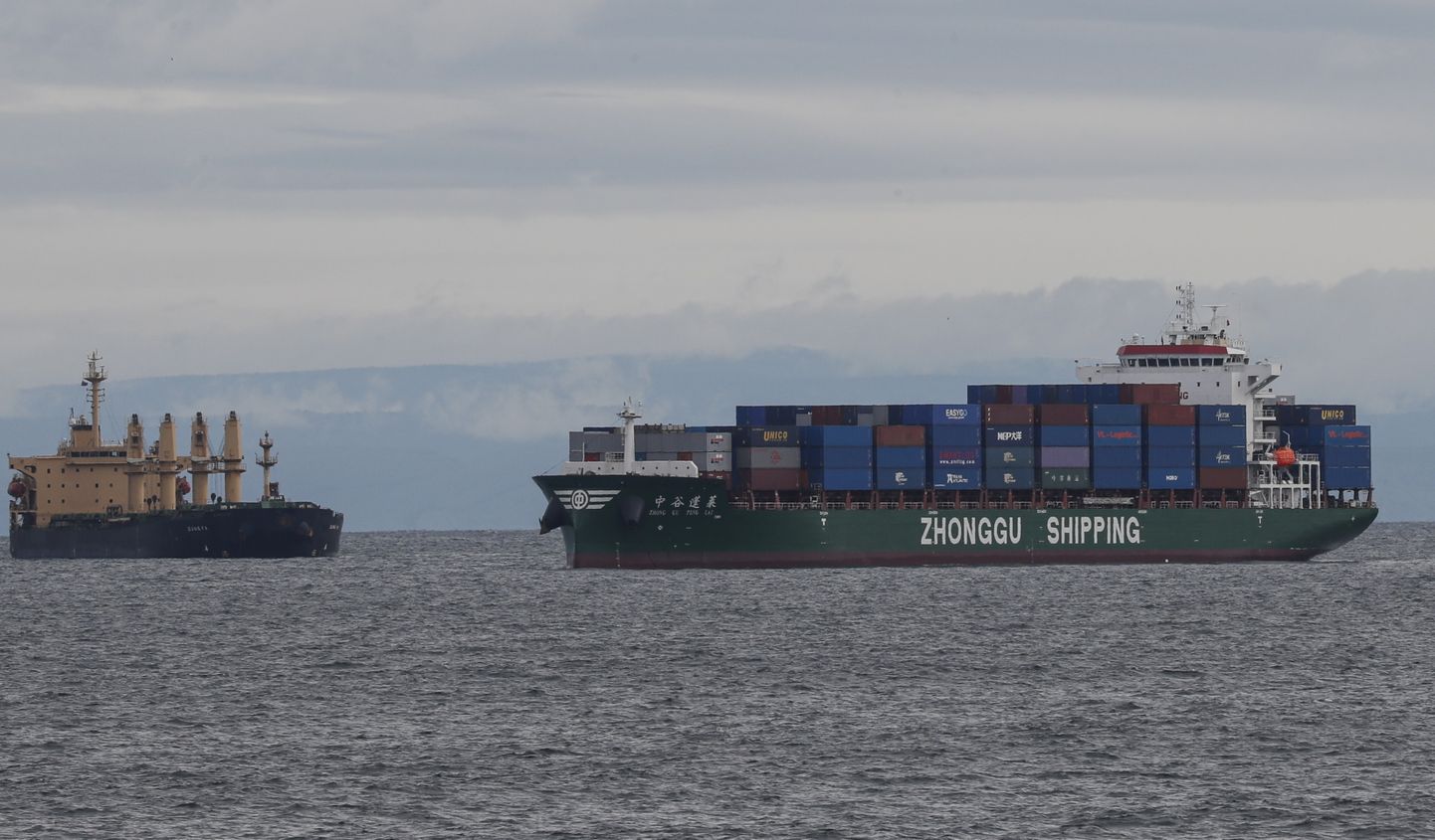 Kaubalaevad Venemaa Vaikse ookeani sadama Vladivostoki reidil. EPA/YURI KOCHETKOV