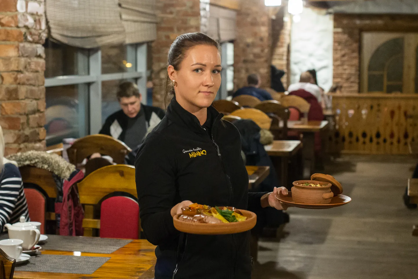 Mimino ettekandja Annemari Säkk serveerimas vürtsikaid vorstikesi Kupati ürdikartuli, aedviljaletšo ja kastmega ning savinõus hautatud veiseliha šampinjonide, sibula ja juustuga.