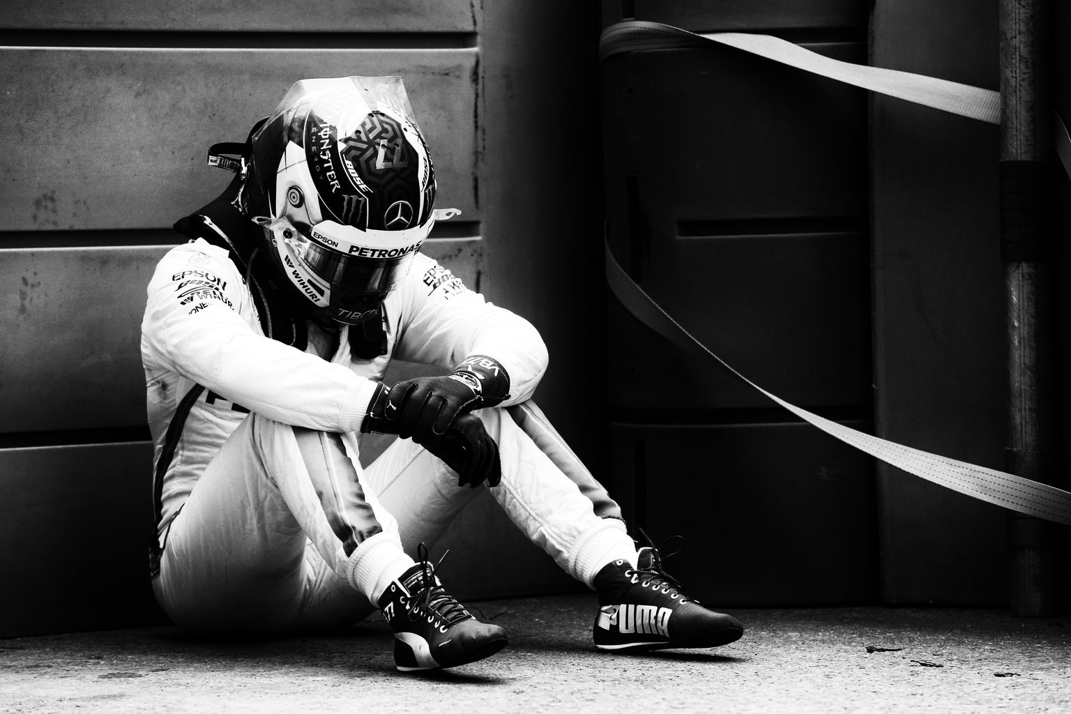 Löödud soomlane Valtteri Bottas (Mercedes) pidi võistluse liidrikohalt kolm ringi enne lõppu katkestama, kui tema rehv purunes pärast rajale sattunud prahist üle sõitmist. Foto: XPB Images/PA Images/Scanpix