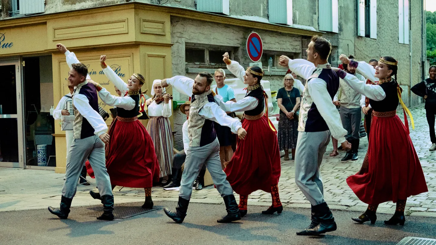 Ielu koncertā Francijā Egila Poļa deju "Pēc tolkas" dejo "Pērle".