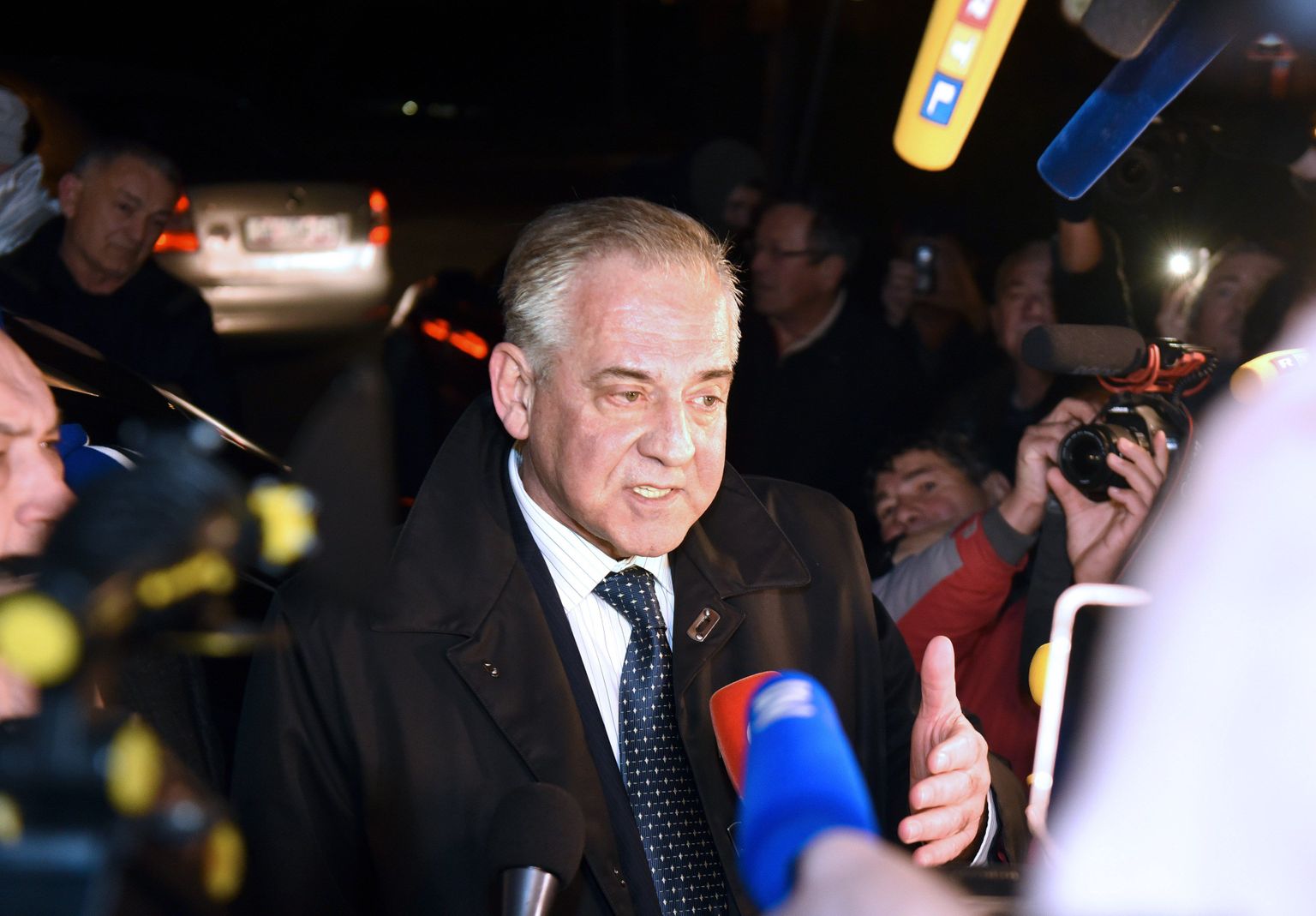 Horvaatia endine peaminister Ivo Sanader ajakirjanikele kommentaare jagamas.