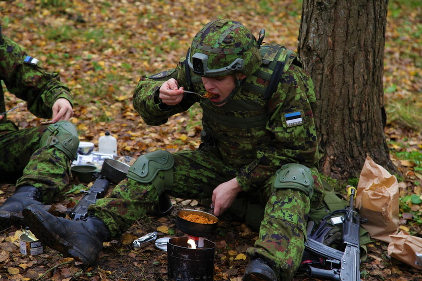 Viru jalaväepataljoni sõduribaaskursuse metsalaager 2017. aastal. Ajateenija täidab kõhtu.
