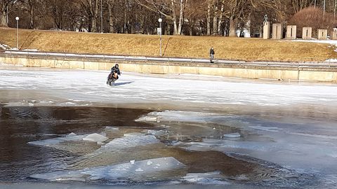 Фотоновость: безумный мотоциклист решил прокатиться по льду реки Эмайыги