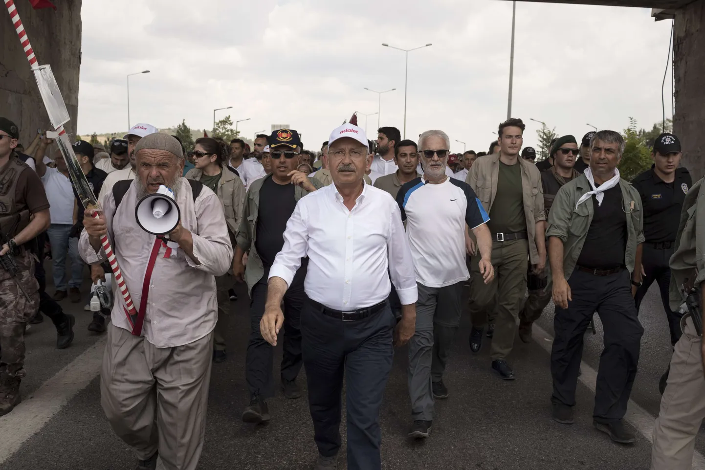 Türgi opositsioonijuht Kemal Kılıçdaroğlu saabumas Istanbuli rännakul "õigluse marss".