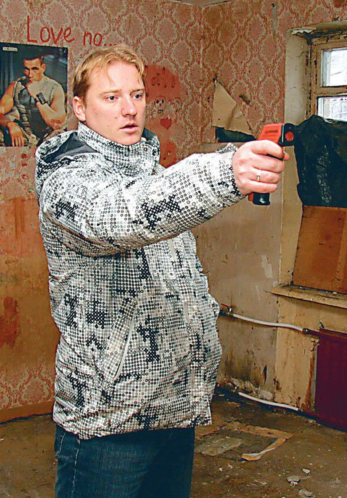 Юрист из Ида-Вирумаа Андрей Мурд (31), который занимался и проблемами жилищно-хозяйственного комплекса — на снимке он измеряет температуру внутри помещения, консультировал немало богатых россиян, заинтересованных в виде на жительство в Эстонии. Мурд находит, что в последнее время получение вида на жительство в Эстонии усложнили сверх меры.