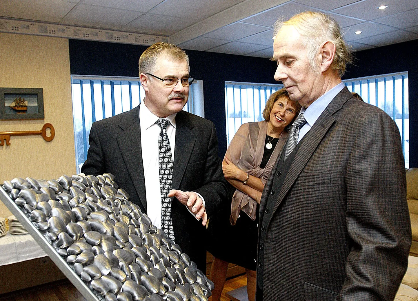 Elvas valminud hotelli Revion avapeol tõi ettevõtja Margus Müts (vasakul) maja peremehele Jüri Kikkale ka kingituse. Jüri Kikka abikaasa, ettevõtja Leida Kikka heitis kingile uudishimuliku pilgu ning pakkus kohe välja ka paar esimest seina, kuhu kink sobib.