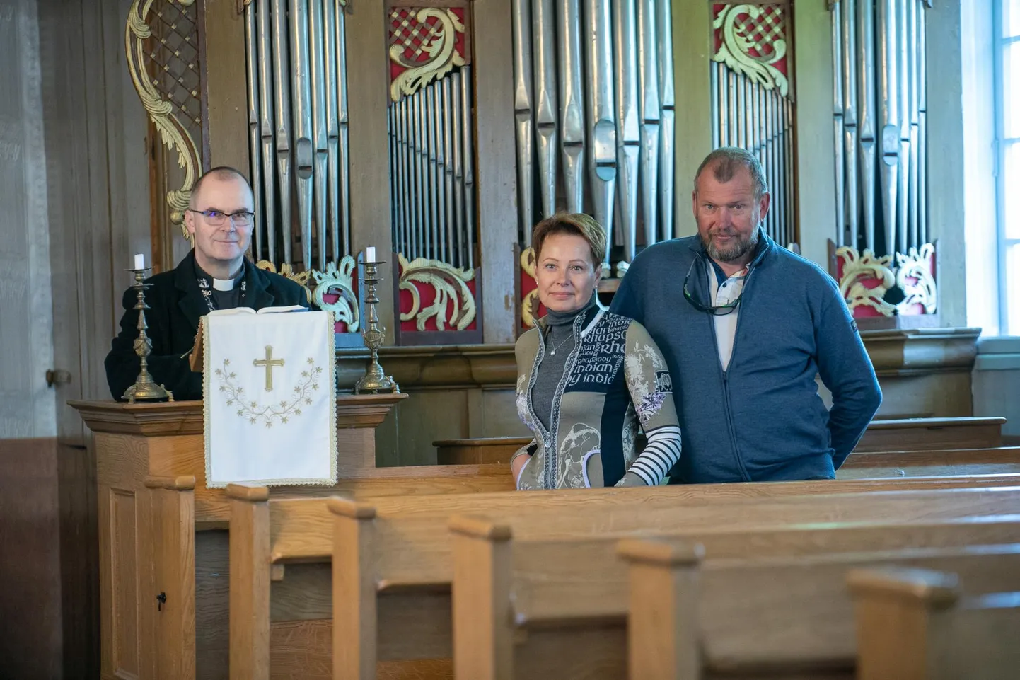 Käsmulased: kirikuõpetaja Urmas Karileet ning Reet ja Heiti Hääl. Häälte hõbepulma külalised annetasid omal ajal Käsmu oreli restaureerimiseks raha, mis lisati sellele, mida kogudus oli 20 aastat kogunud – Mandri-Eesti kõige vanem töötav orel kõlab tänini.