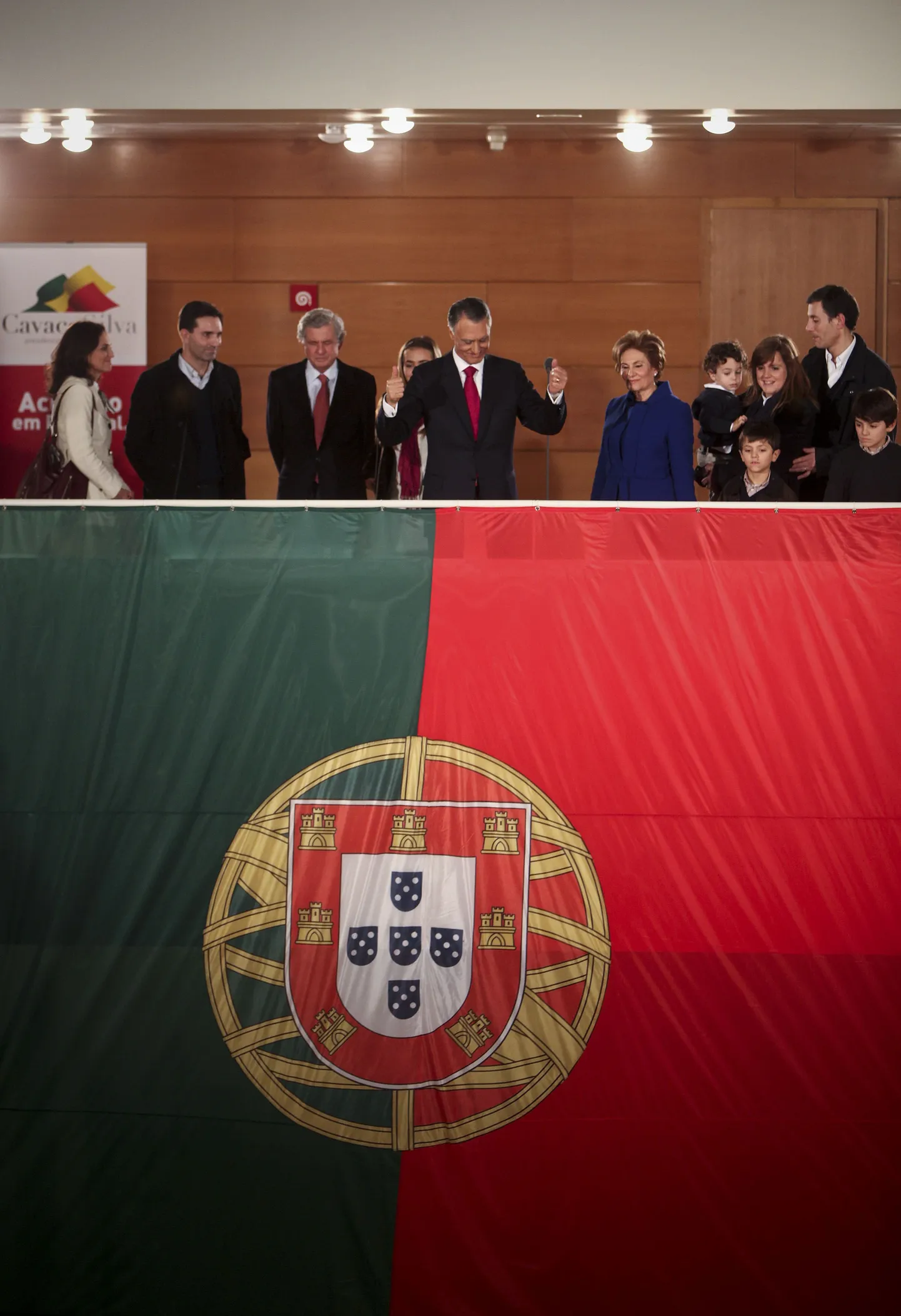 Президент Португалии Анибал Каваку Силва в центре