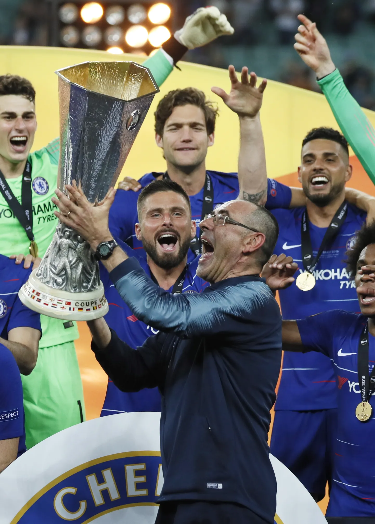 Maurizio Sarri Euroopa liiga võidutrofeega.