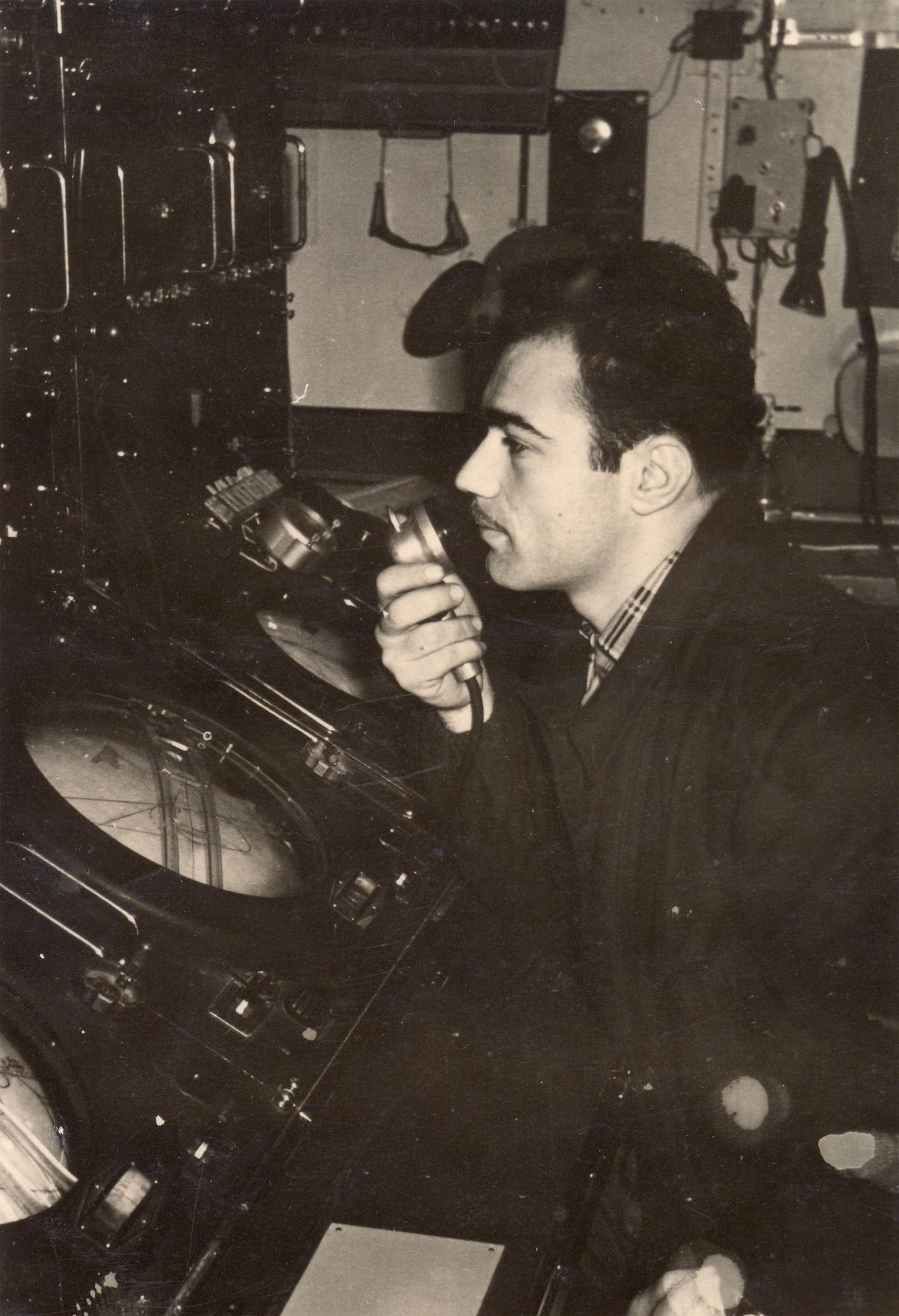 СССР - 1965: на старинном фото молодой оператор радиостанции. Иллюстративное фото к статье.