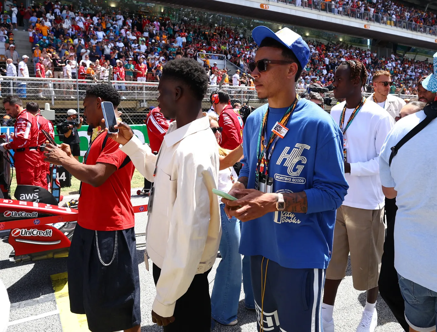 Inglismaa jalgpallikoondislased Myles Lewis-Skelly, Bukayo Saka ja Morgan Rogers enne Hispaania GPd.